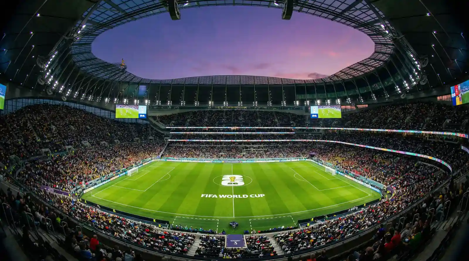 Panorama nowoczesnego stadionu piłkarskiego przed meczem wieczornym z oświetloną murawą